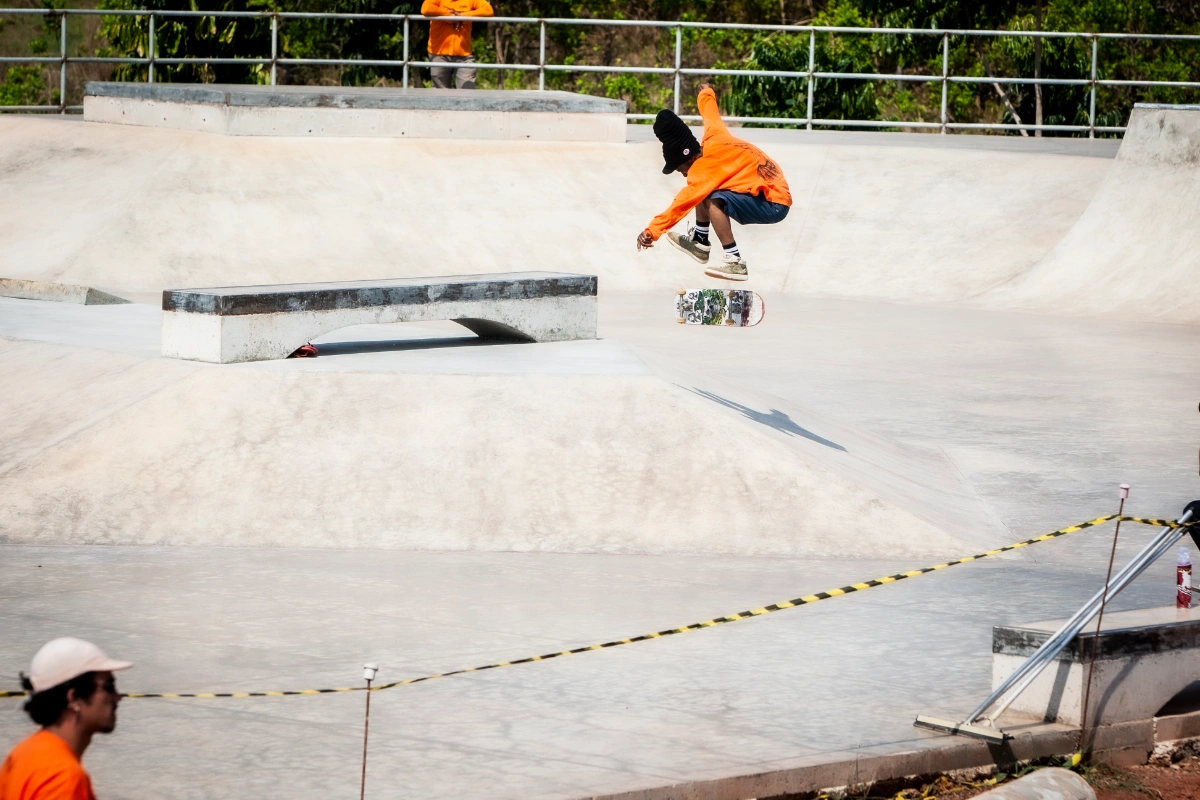 Durante as sessões, os skatistas circularam por diferentes áreas do complexo, testando obstáculos, avaliando conexões e explorando possibilidades de percurso.