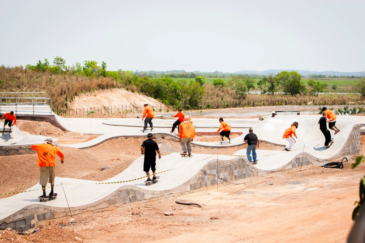 Skatistas profissionais visitam Cuiabá para sessões técnicas na maior pista da América Latina